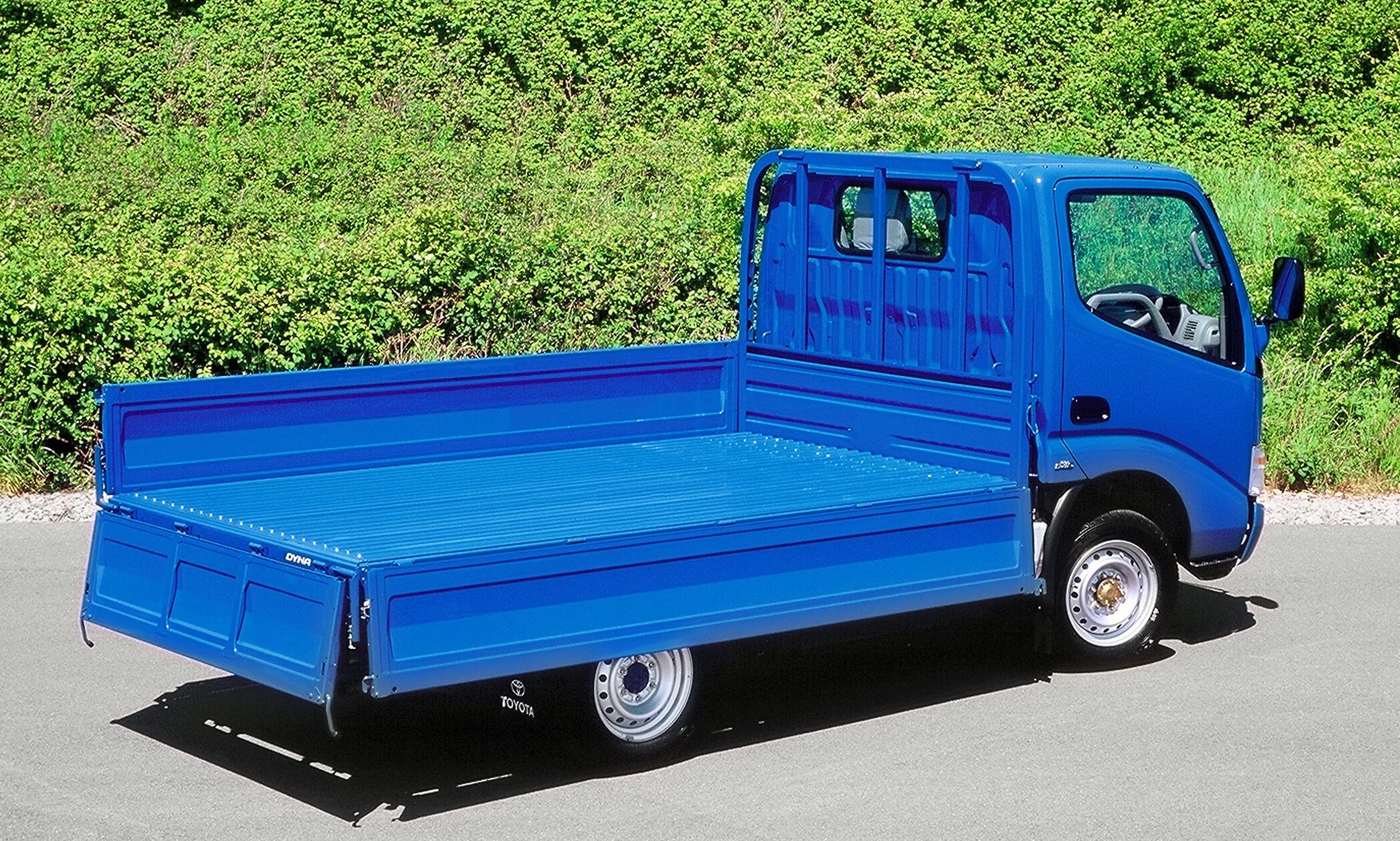 Тойота Дюна 300. Toyota Dyna грузовик. Тойота Дюна с кузовом 4 метра. Toyota Dyna грузовик синий.