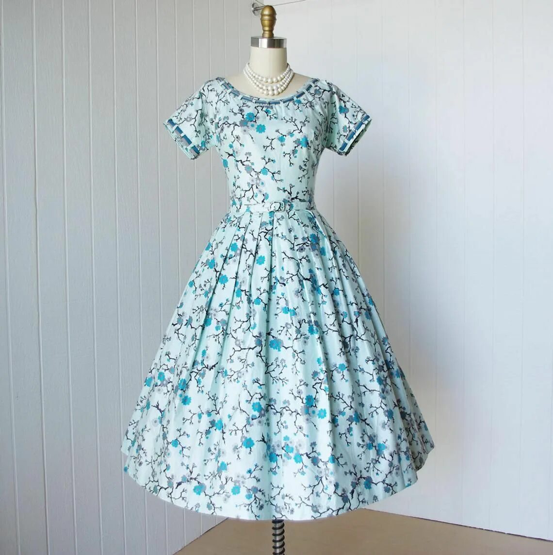 Платье 40 годов для девочки. Винтажные платья. Голубое винтажное платье. Платье в стиле 50-х. Ситцевое платье 40-х.