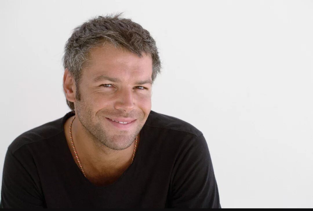 Фото иностранцев мужчин. Рауль бова в молодости. Красивый иностранец. Скотт иствуд фотосессии 2020. Скотт иствуд фото.