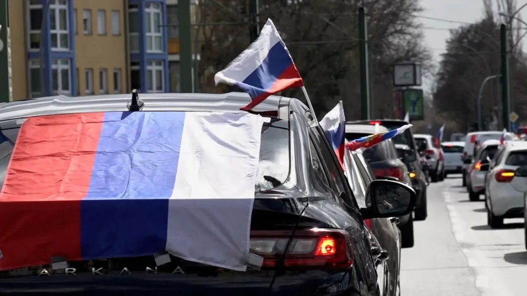 Европа нападение. Автопробег. Автопробег с российскими флагами. Автопробег в Берлине в поддержку России. Автопробег в Греции за Россию.