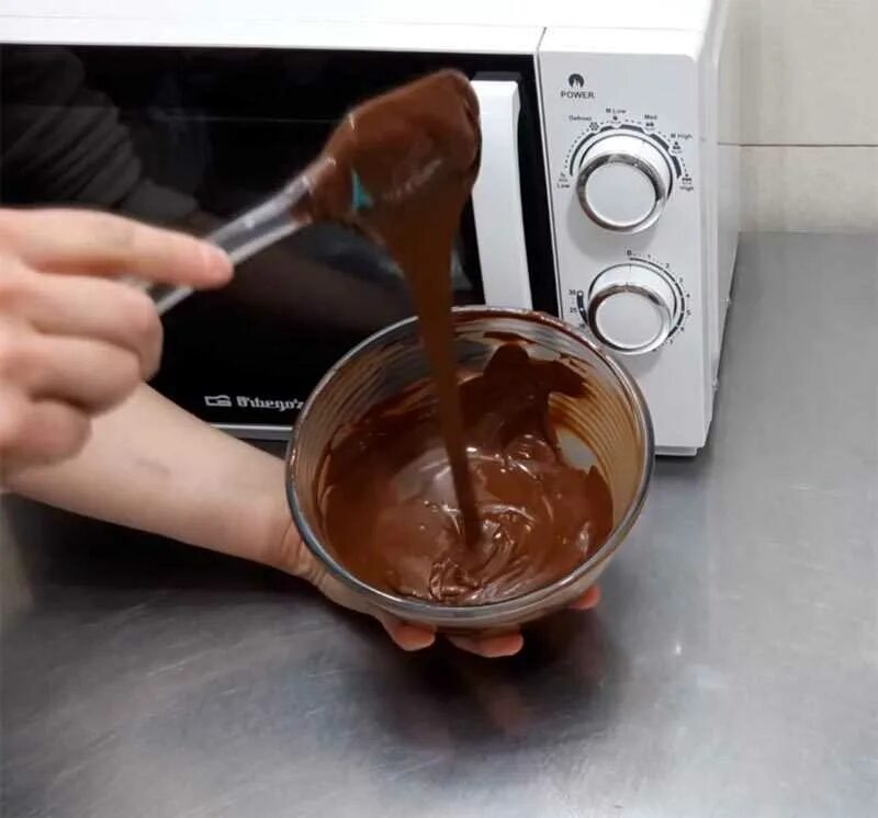 Как растопить шоколад в микроволновке для украшения. Шоколад кондитерский для растапливания. Как растопить шоколад в микроволновке для украшения. Как растопить шоколад в микроволновке для украшения. Растопленный шоколад.