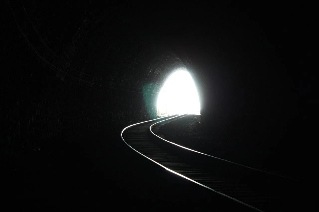 Свет в темноте. Тоннель в темноту. Свет в конце тоннеля. Темные туннели. Конец темнота