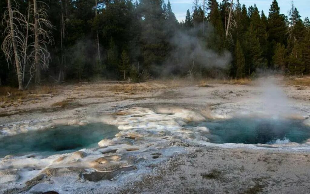 Горячие воды в россии. Термальные источники Красноярский край. Сибирские термальные источники. Источники термальных вод Южный Урал. Минеральные источники в Челябинской области.