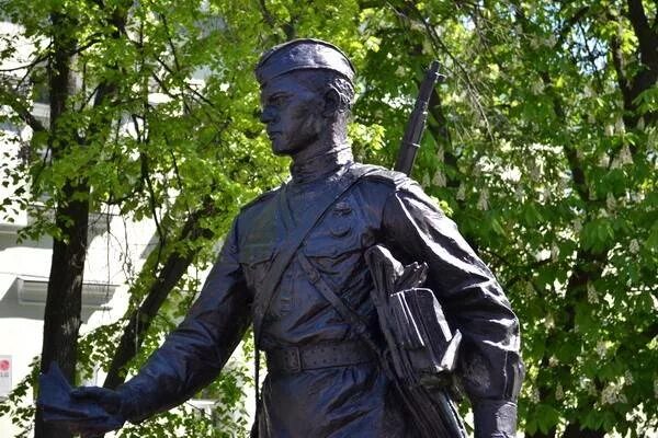 фронтовой почтальон воронеж. памятники в воронеже фронтовикам. фронтовой почтальон воронеж. памятник фронтовому почтальону в воронеже. памятник военному почтальону.