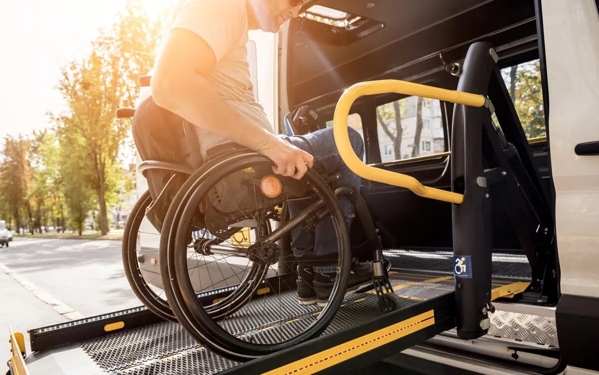 Где купить машину инвалиду. Автомобиль для людей с ограниченными возможностями. Электрические машины для людей с ограниченными возможностями. Машина для людей на инвалидной коляске. Сопровождение инвалидов.