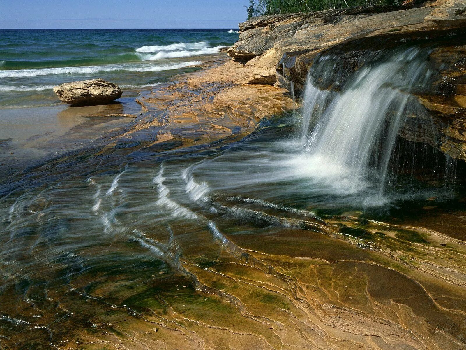 Фото красоте воды. Водопад в Мичигане. Штат Мичиган природа. Озеро Мичиган. Красивая вода.