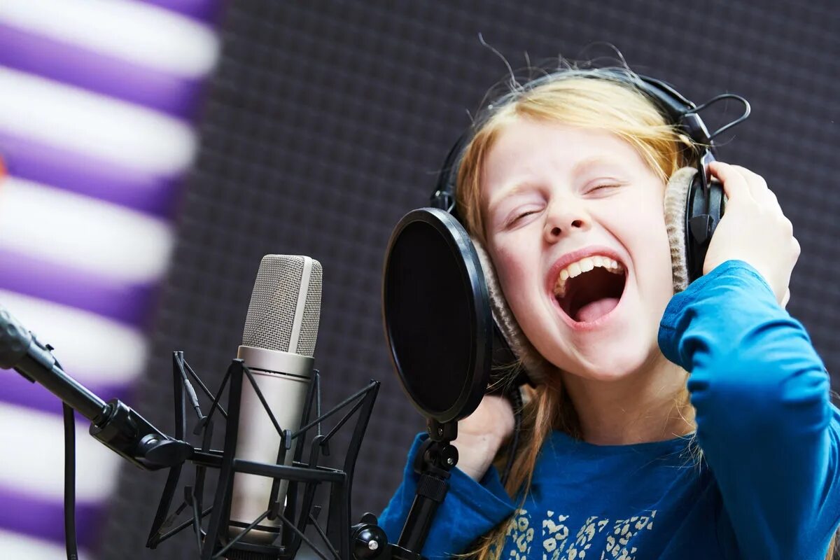 Спокойно петь. Девушка поет в студии. Девочка поет в студии. Дети поют в микрофон. Ребенок в студии звукозаписи.