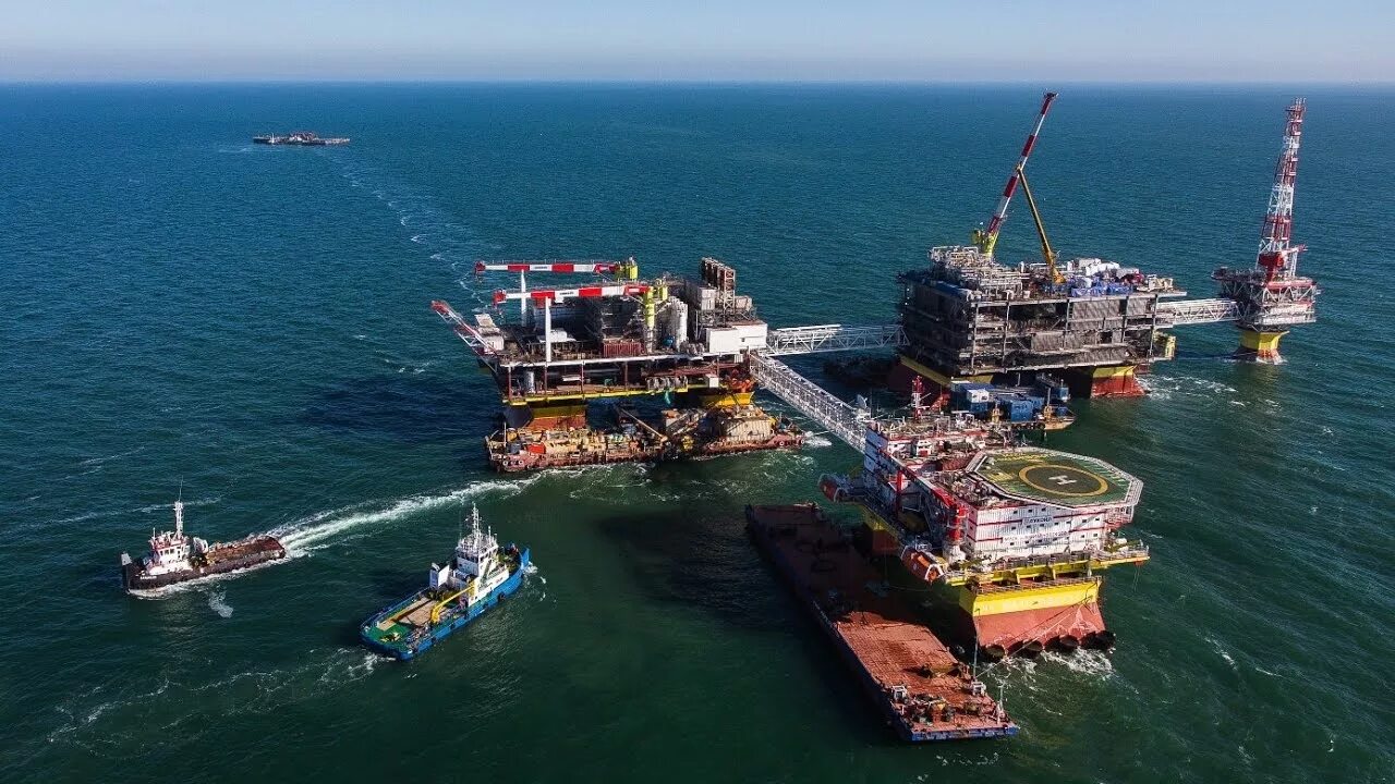 Лсп филановского. Нефтедобыча на каспийском море. Нефтяные платформы в азербайджане. Добыча газа в каспийском море. Месторождение владимира филановского.