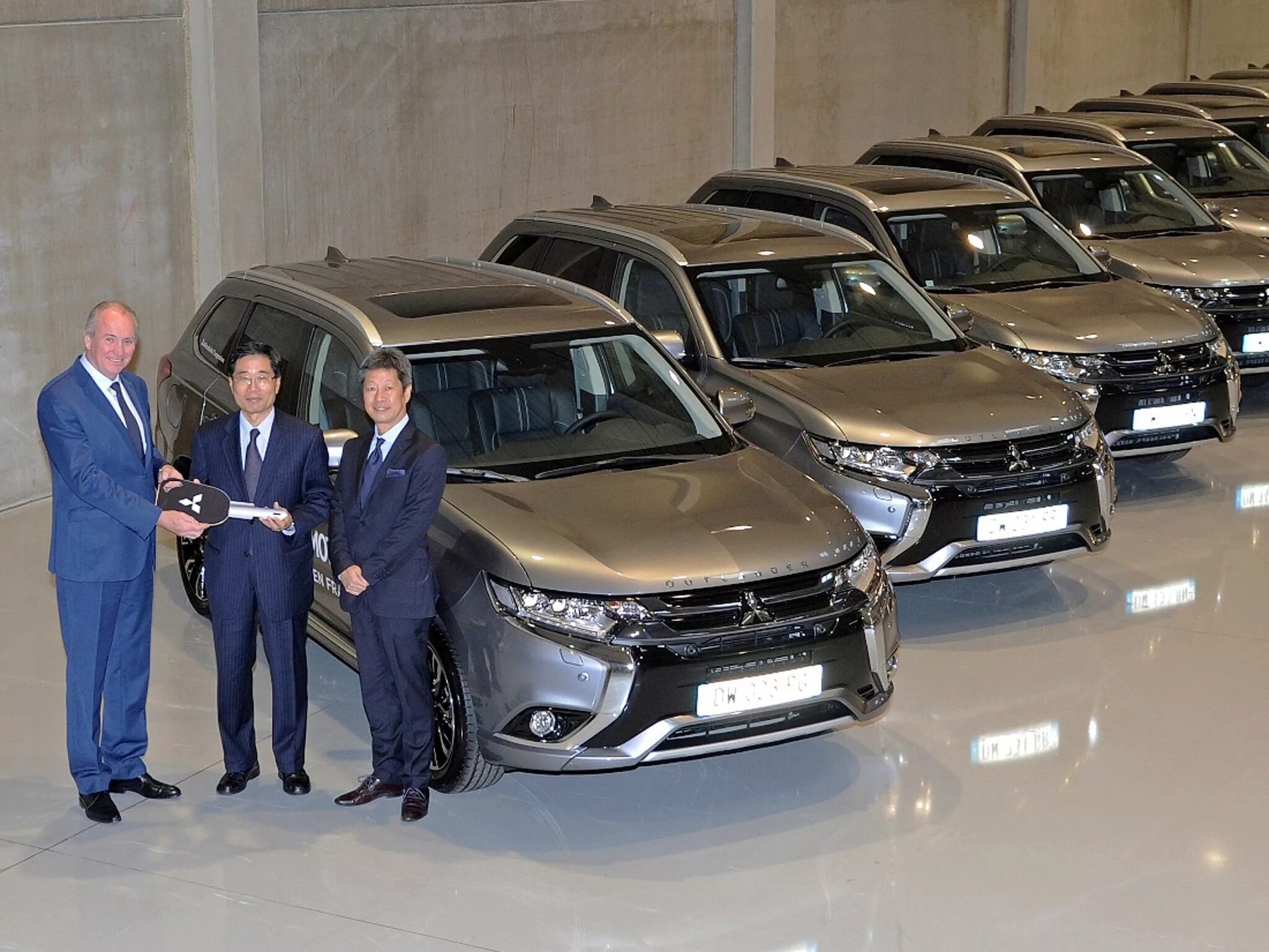 Завод mitsubishi. Автомобиль Митсубиси Аутлендер завод ПСМА рус. Завод Митсубиси в России. ПСМА рус Калуга. ПСМА рус наладила выпуск.