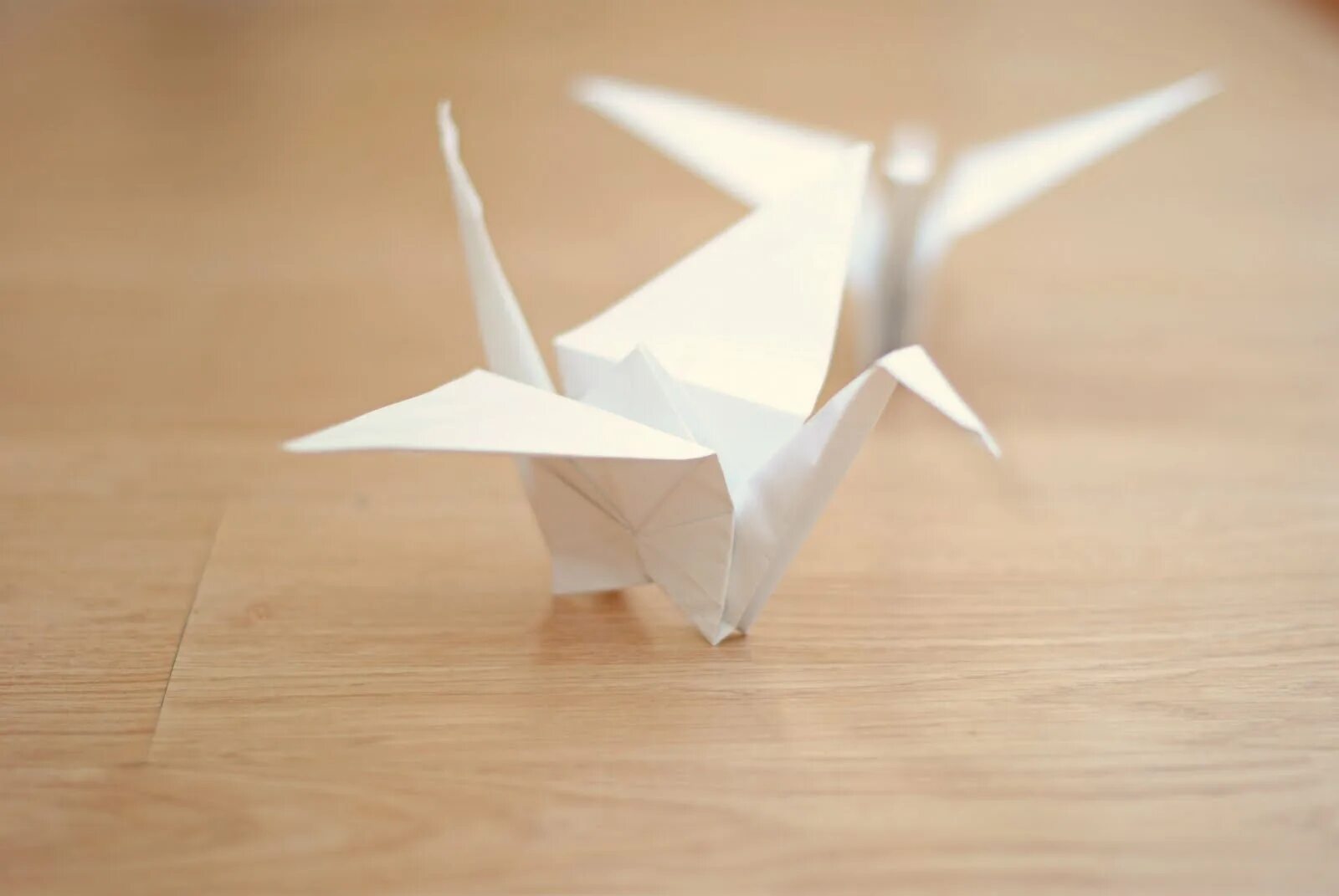 Бумажный Журавлик. Оригами белый Журавлик. Белые Журавлики из бумаги. Бумажный журавль оригами.