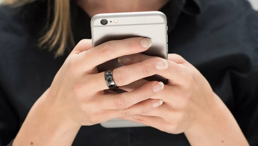 Смартфон лежит. Кража телефона. Человек спит с телефоном. Во сне женщина украла телефон. Украли кошелек во сне.