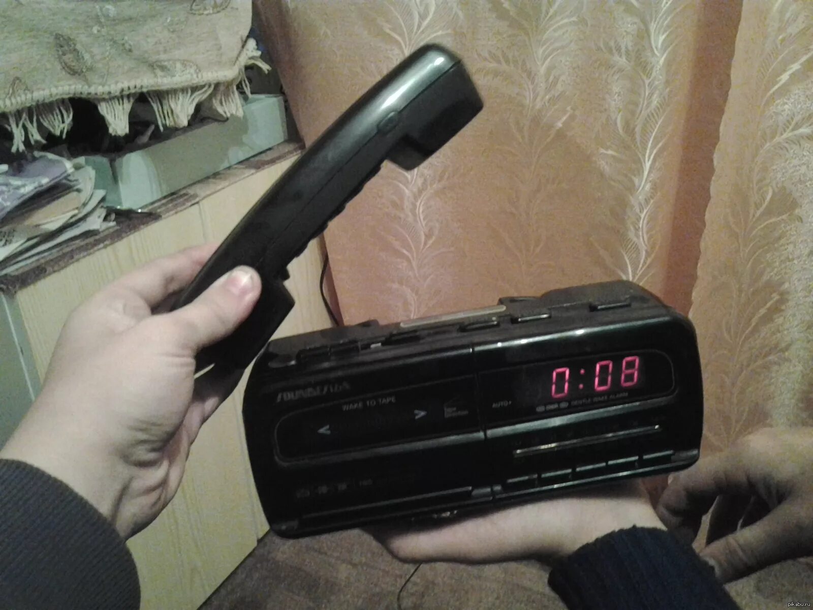 Телефон магнитофон. Phones в магнитофоне. 20000 watt прикол магнитофон. ушники магнитофон прикол. магнитофон телефон газета ручка.