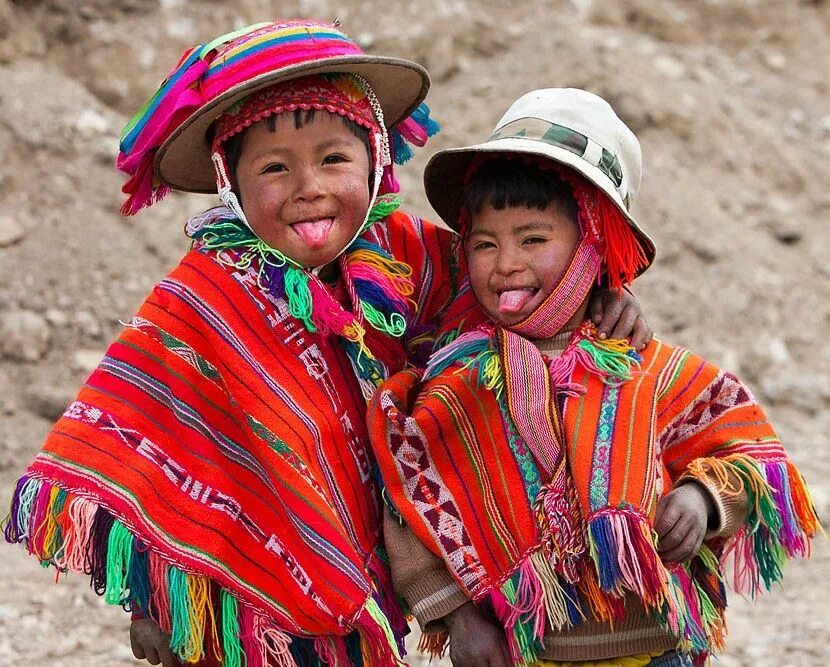 Основной народ перу. Жители Перу перуанцы. Деревня кечуа перуанцев. Перу кечуа. Перуанцы народ Южной Америки.