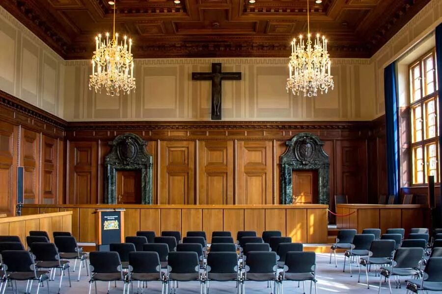 Зал 600 нюрнбергского дворца юстиции. Дворец правосудия нюрнберг 1945. Зал 600 нюрнбергского дворца юстиции. Дворец юстиции в нюрнберге. Зал 600 нюрнбергского дворца юстиции.