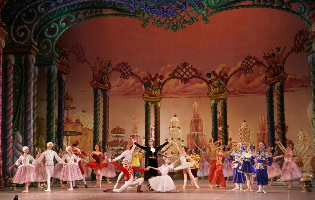 Музыкальный театр ростова на дону. Большая сцена музыкального театра ростов-на-дону. Щелкунчик балет ростовский муз театр. Ростовский музыкальный театр зал. Ростовский музыкальный театр балет.