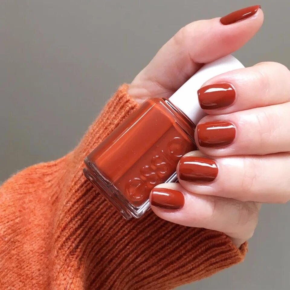 Какие лак сейчас в моде. Терракотовый лак essie. лак essie маникюр. лак для ногтей essie в 2025. осенние цвета для маникюра.