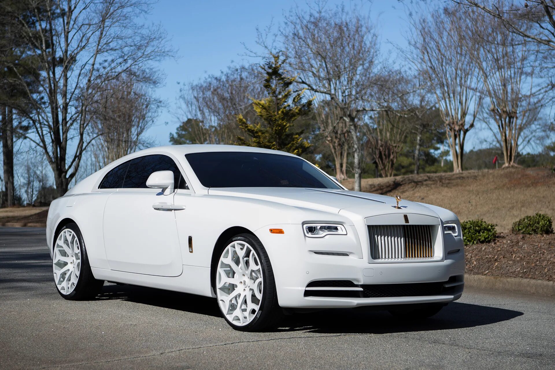 Белый роллс ройс. Роллс Ройс Wraith. Белый Роллс Ройс Wraith. Rolls Royce Wraith белый. Rolls Royce Wraith Forgiato.