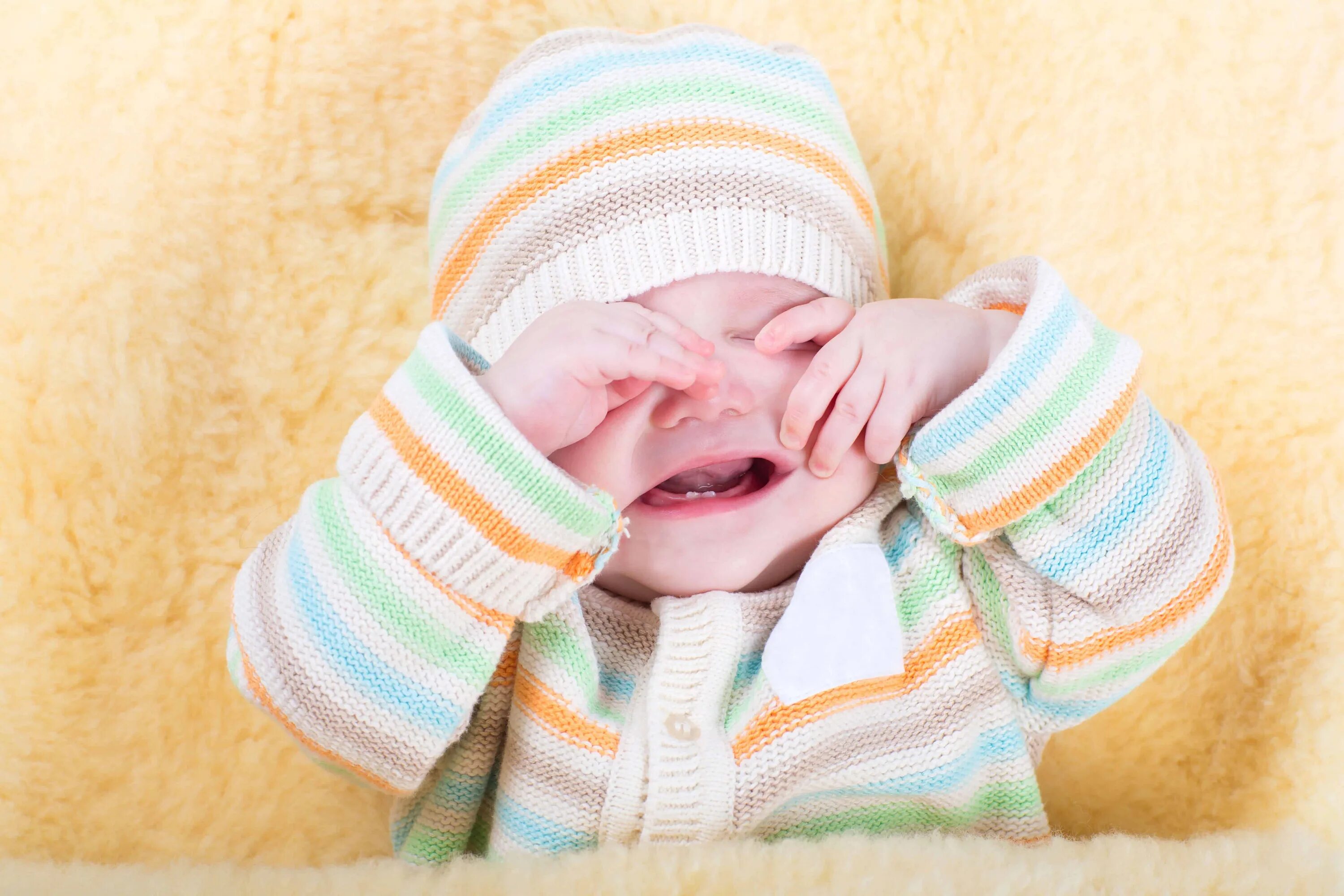 Новорожденный плачет. Младенческие колики. Новорожденный малыш плачет. Плач новорожденного ребенка. Почему плачет грудной ребенок