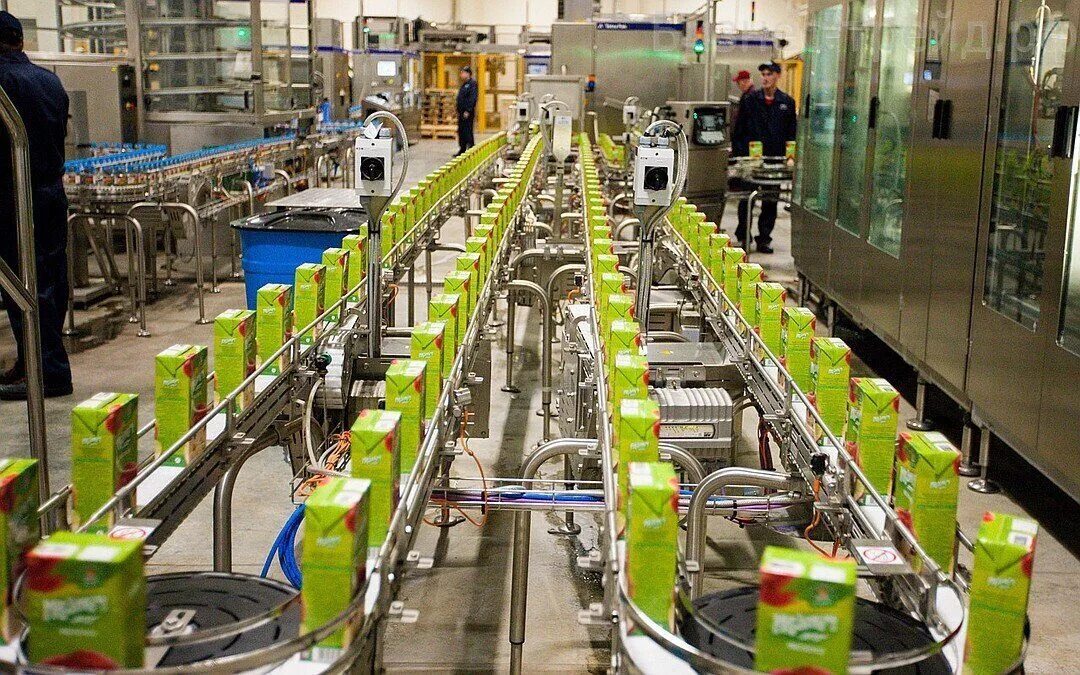 Завод по производству сока. Производство сока. Оборудование для безалкогольных напитков. Производство соков завод. Завод яблочного сока.