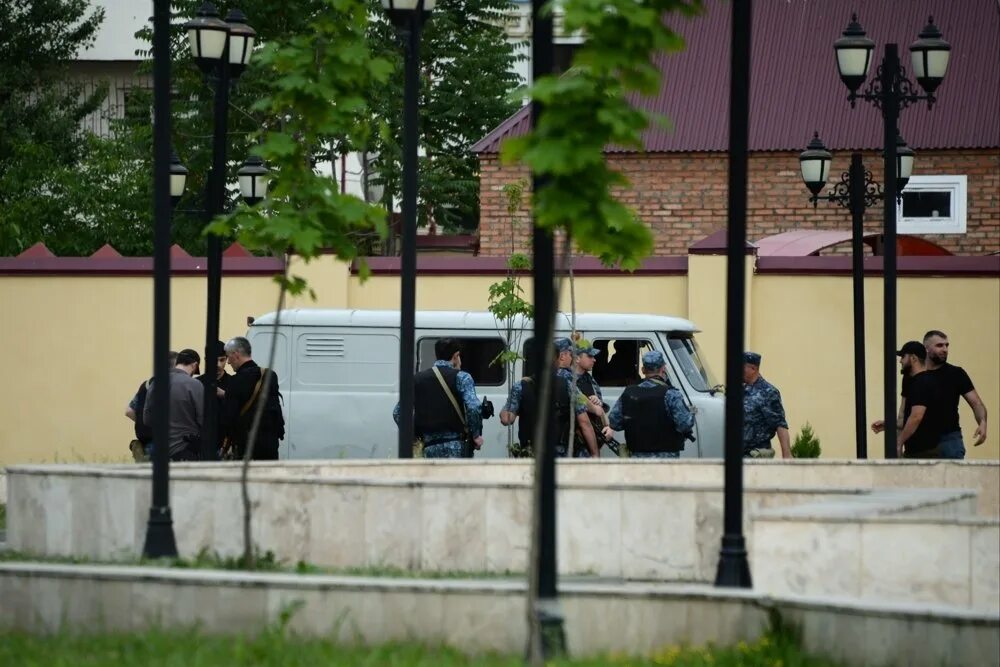 Нападение на грозный. Боевики напали на Церковь в Грозном. Нападение на храм Архангела Михаила в Грозном. Нападение на православный храм в Грозном 2018. Нападение на Церковь в Грозном в мае 2018.