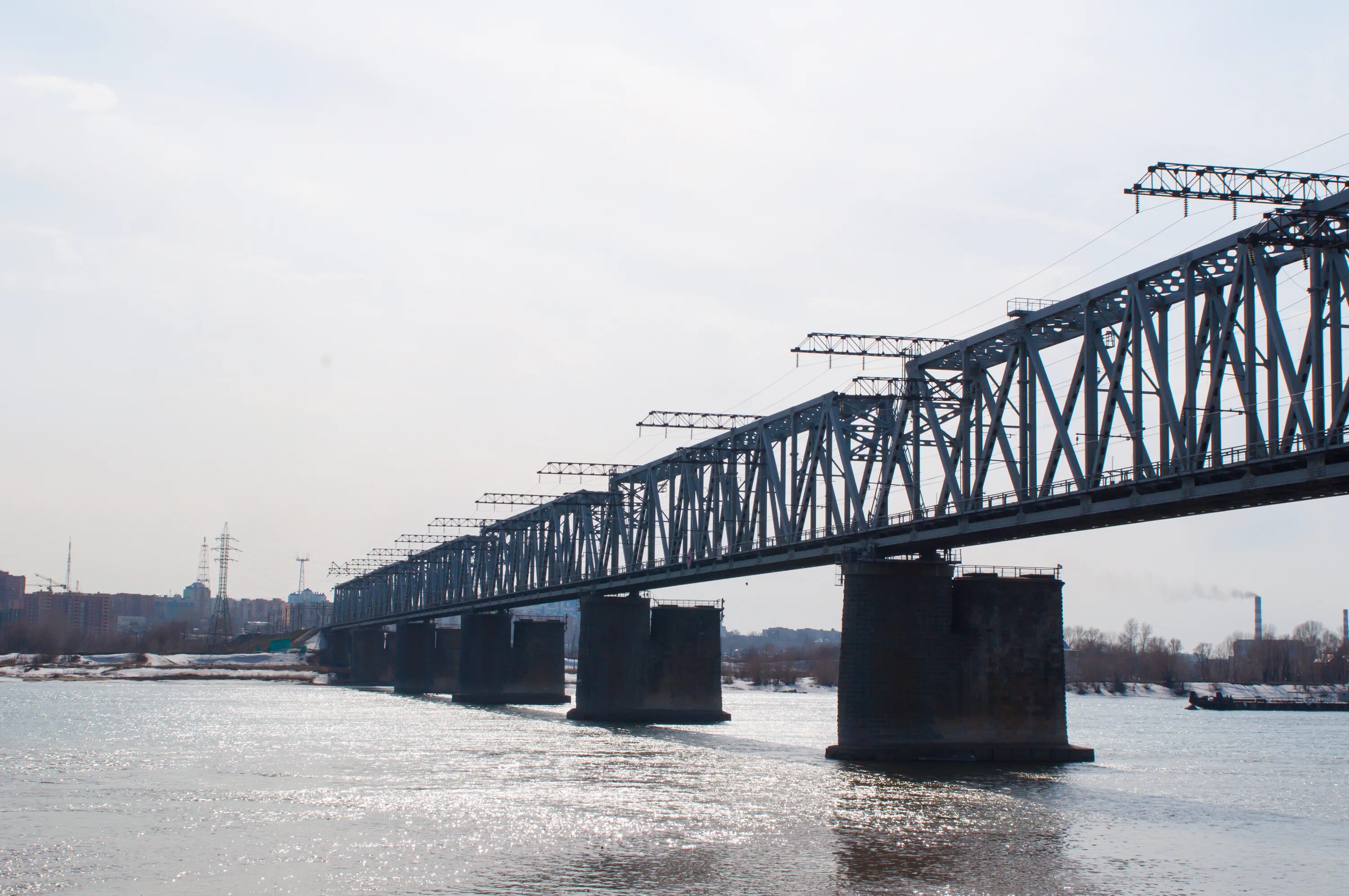 Железнодорожный мост Новосибирск. Железнодорожный мост через Обь. Первый Железнодорожный мост через Обь в Новосибирске. Комсомольский Железнодорожный мост Новосибирск. Обь жд