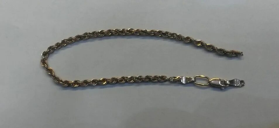 Разорвался браслет из камней примета. Красная веревочка на запястье. Порвался браслет на руке. Порвался браслет на руке. Разорванный браслет.