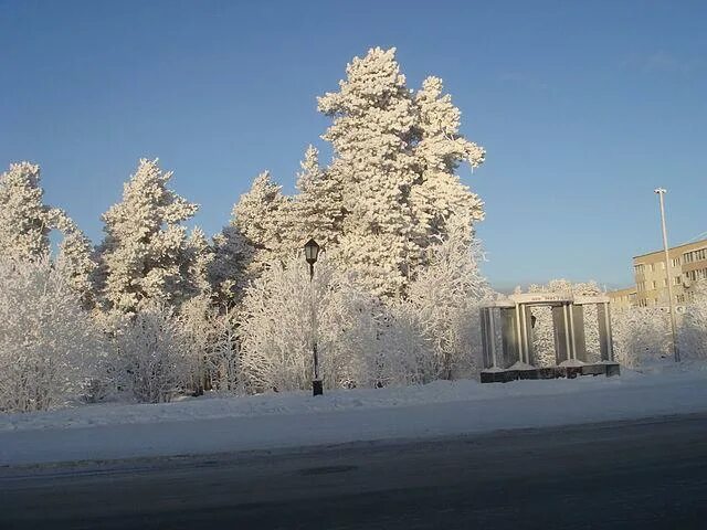 Парк Победы Когалым зимой. Поселок снежный Сургут. Снежный городок Когалым. Сургут зимой.