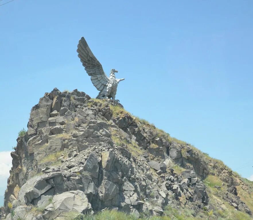 Орел ереван. Севан памятник орла. Статуя Орел Армения. Ереван монумент с орлом. Статуя Ереван Севан.