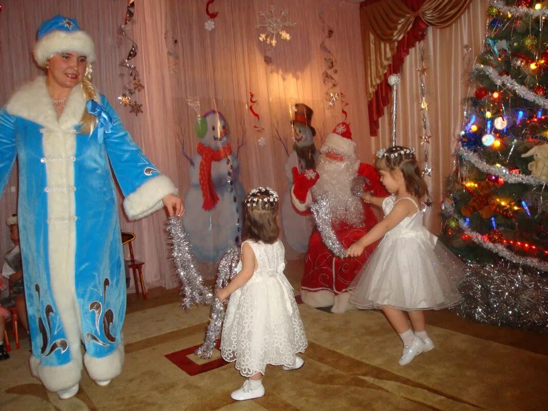 снегурочка на детском утреннике. снегурочка в садике утренник. как назвать утренник на новый год где баба яга украла снегурочку. сценка снегурочки. танец снегурочки в детском саду.