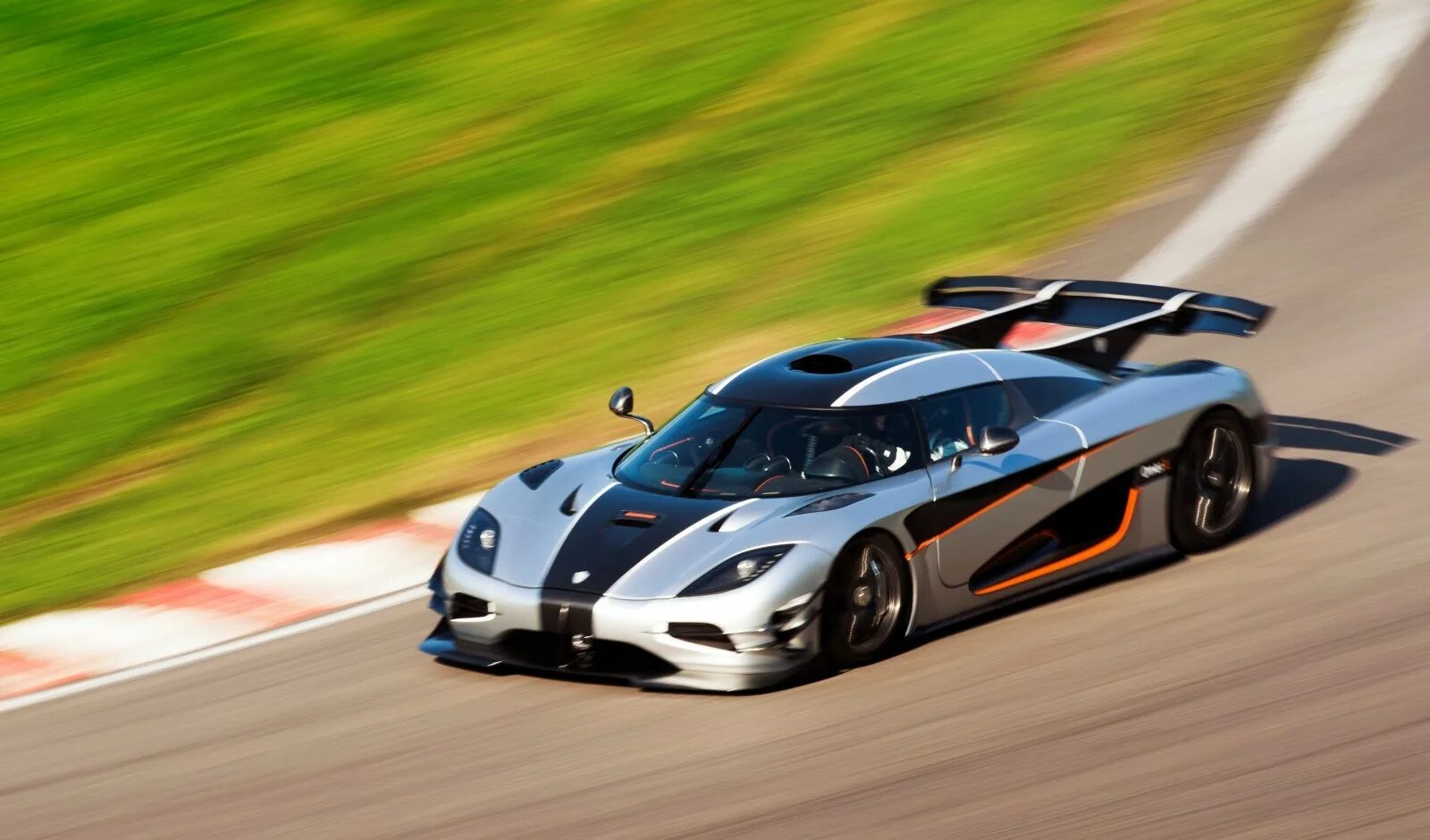 Koenigsegg как читается. Koenigsegg one:1. koenigsegg volvo. кенигсегг агера макс скорость. кенигсегг 1999.