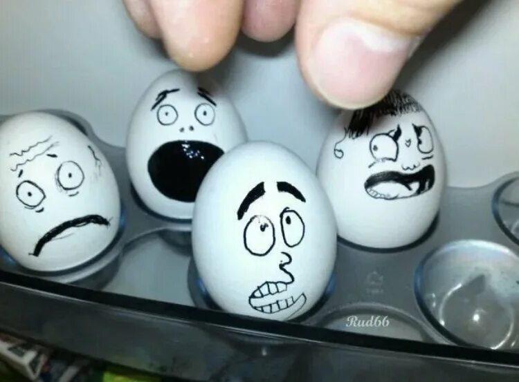 Забавные рожицы на яйцах. Мордашки на пасхальных яйцах. Яйцо рисунок. Смешные мордочки на яйцах. Смайлик яйца