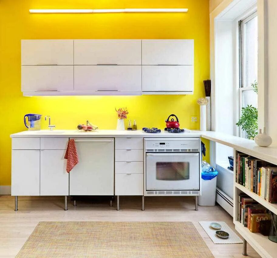 Бело желтая кухня. Кухня в желтом цвете. Яркие маленькие кухни. Кухонный гарнитур желтого цвета. Желтые стены на кухне.