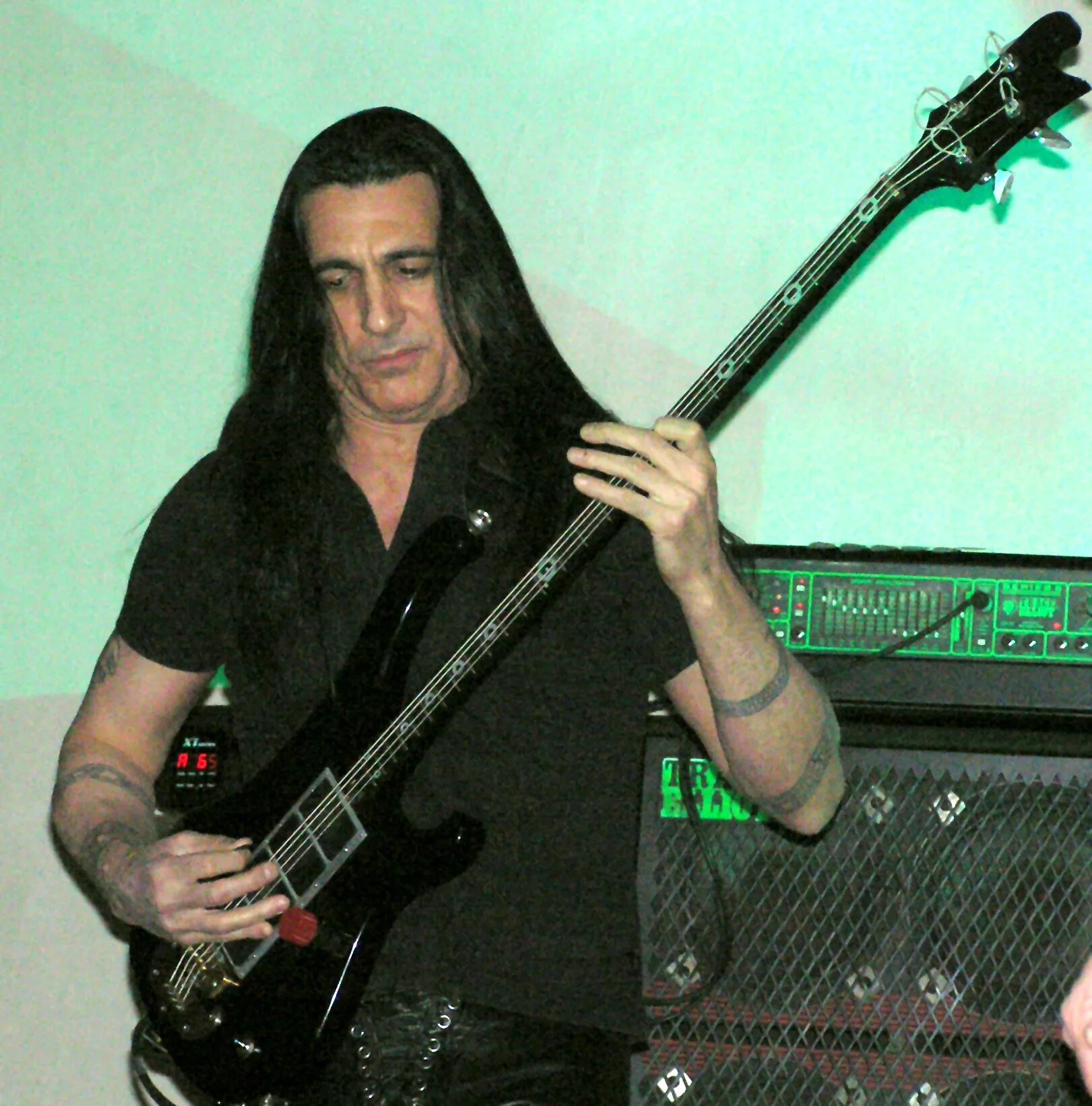 Джоуи димайо. Джоуи димайо 2021. Бас джоуи димайо. Джоуи де майо мановар. Бас гитарист мановар.