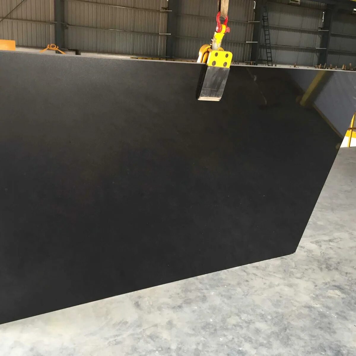 Слэбы Абсолют Блэк. Плита гранитная Абсолют Блэк. Гранит absolute Black Slab. Абсолют Блэк гранитный слэб.