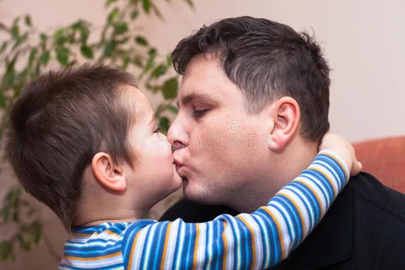 Мужчина целует ребенка. Поцелуй папу. Папа целует сына. Мальчик целует отца. Boy old man