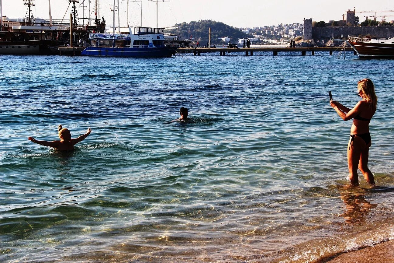 Bodrum пляжи Пирс. Лечебная грязь Бодрум. Пляжи Бодрума с флагом. Турция зима пляж Бодрум девушка. Бодрум погода и температура воды