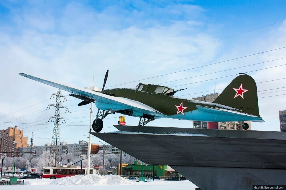 Советский район самолет. Ил-2 Самара памятник. Самолет-Штурмовик ил-2 Самара. Самолет ил 2 Самара. Самолёт-Штурмовик ил-2 памятник.