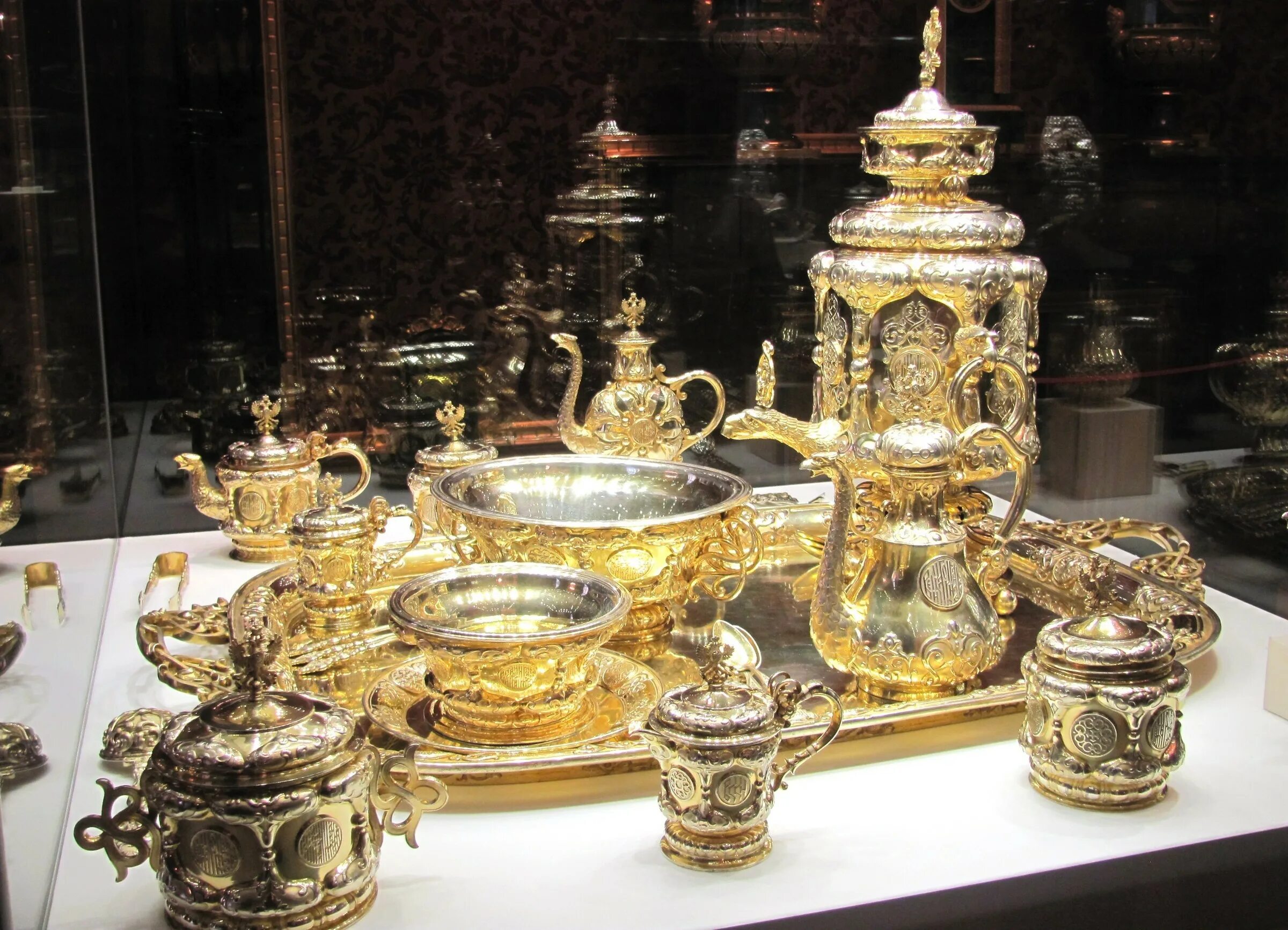 Золотистая посуда. Посуда бояр 17 век. Позолоченная посуда. Золотая посуда. Старинная посуда из золота.