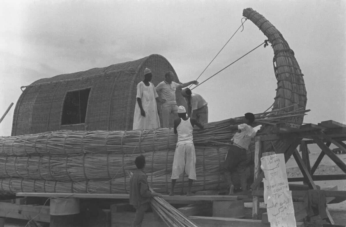 Тур хейердал первое путешествие. Тур Хейердал Сенкевич лодка. Тур Хейердал ра 2. Путешествие тура Хейердала на папирусной лодке \"ра\" 1969.