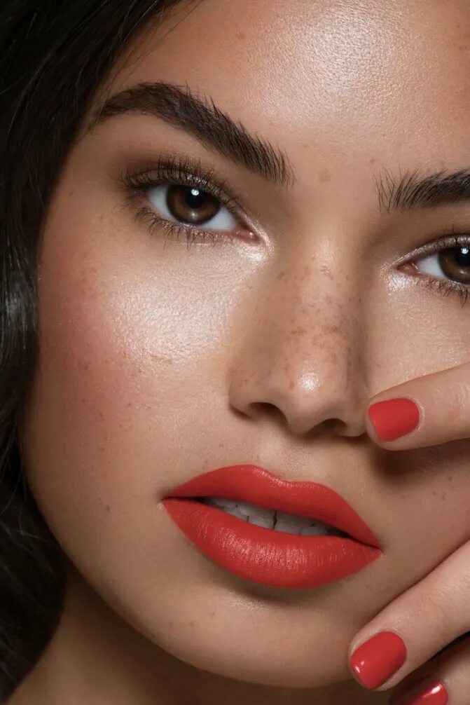Irina karamandyuk. Брюнетки с яркой помадой. Розовые губы. Губы цвета кожи. Светло коралловая помада.