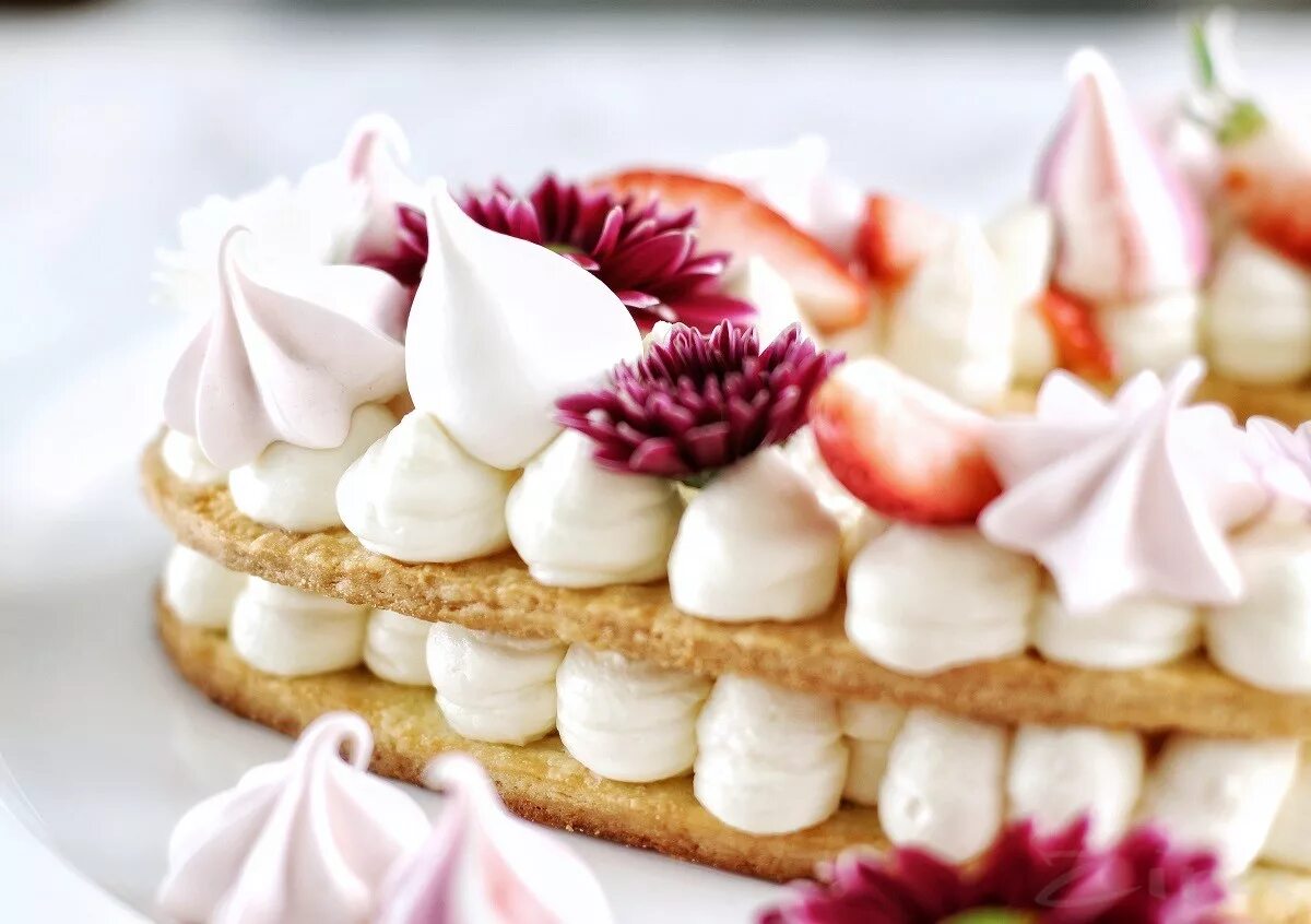 Торт из зефира и клубники без выпечки. Зефирный торт. Торт. Торт без выпечки со взбитыми сливками. Зефирный торт.