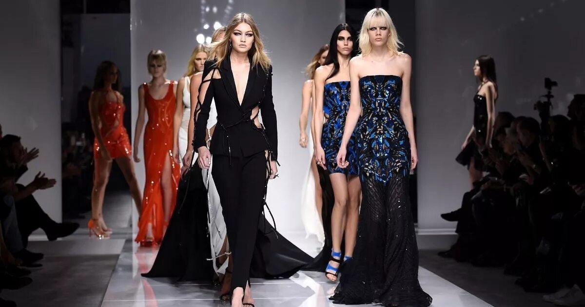 Джон гальяно модельеры. Девушка дизайнер. Неделя моды милан 2022. Фэшн стилист. Какая работа в моде.