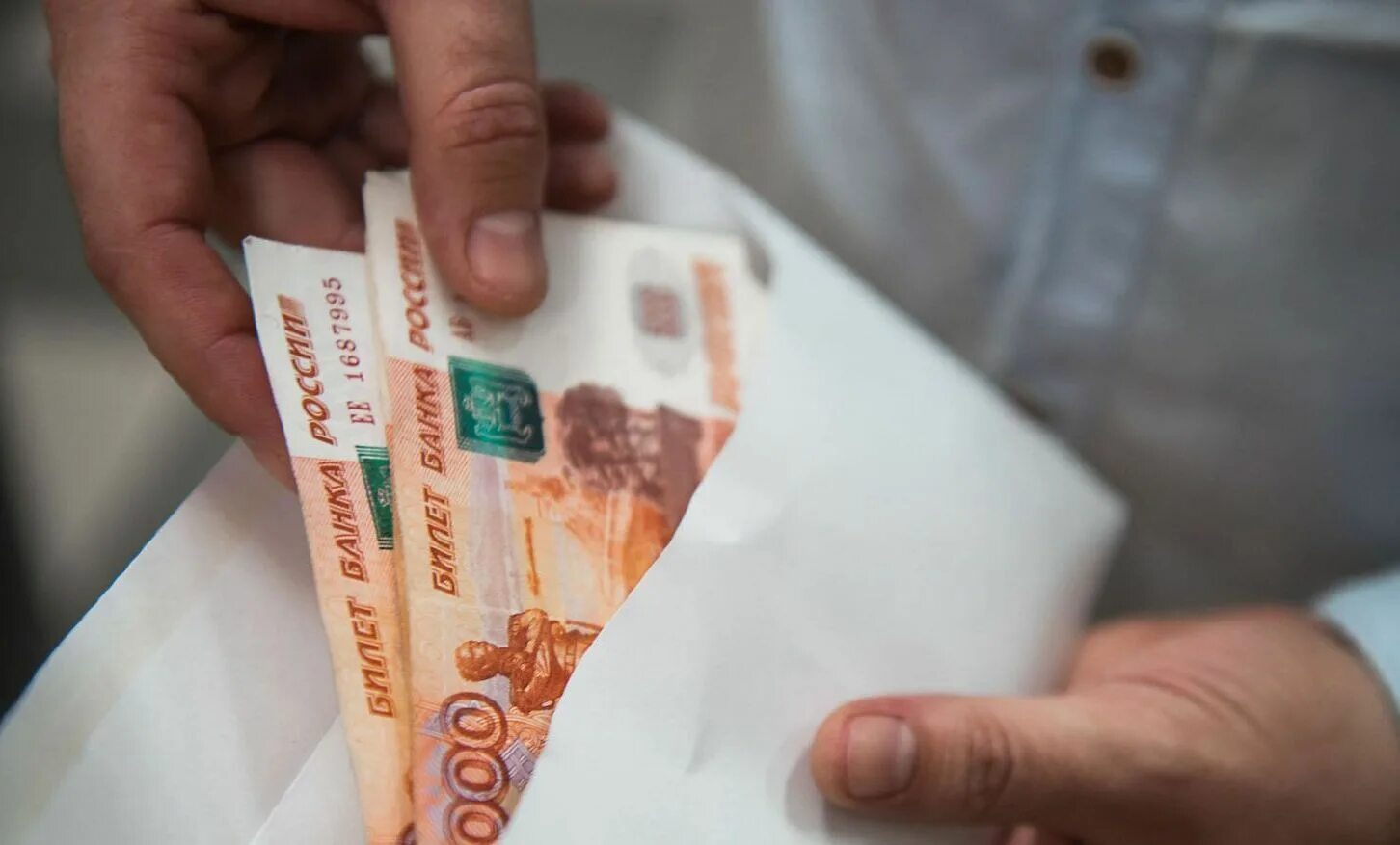 Десять тысяч рублей. 900 рублей. Кому дадут по 10 тысяч. Банка с пятитысячными купюрами. 10 тыс руб.