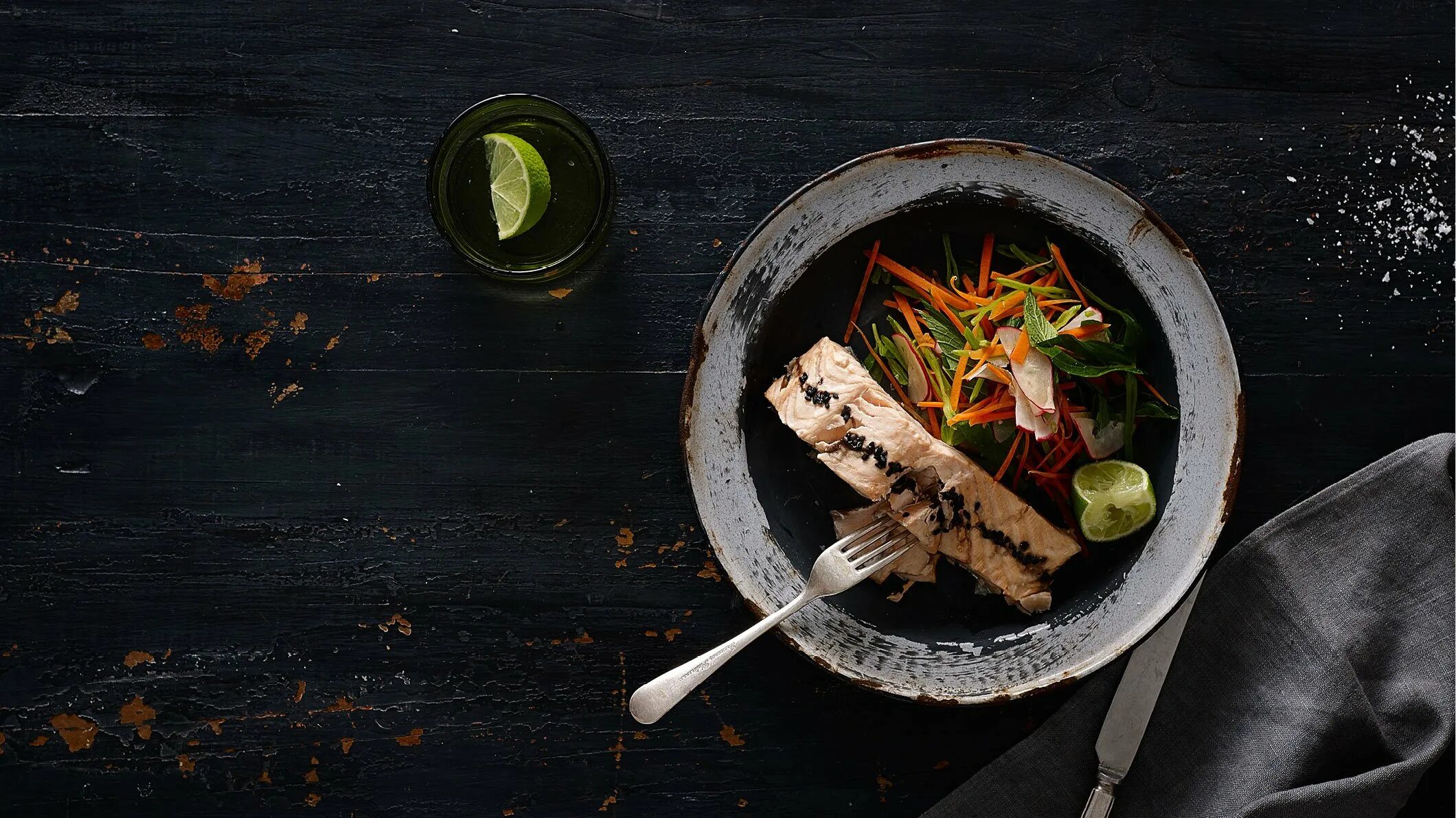 темный еда. еда на черном фоне. еда сверху. ресторанные блюда вид сверху. стейк на темном фоне.