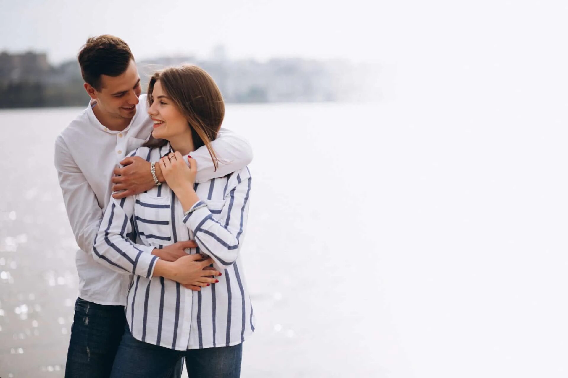 Влюбленные пары. Фотосессия пары. Пара в кровати. Couples 2021. Милая пара.