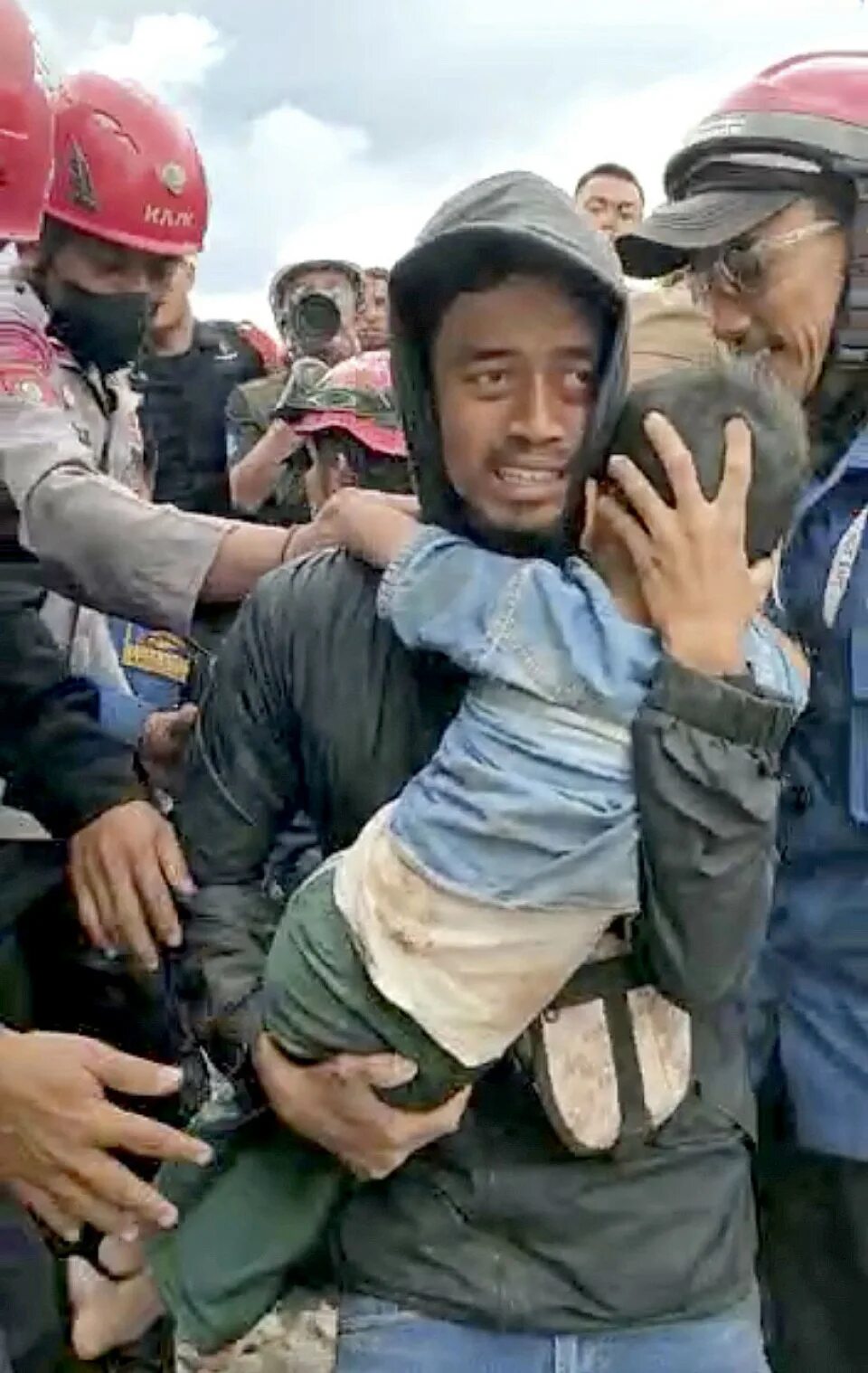 Землетрясение 24. Землетрясение в Индонезии 2022. Женщина спасает ребенка из под завалов. Тиматео спасает детей в Гондурасе.