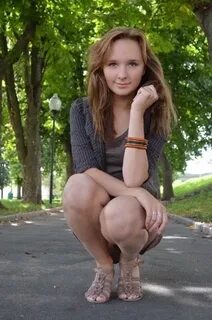 Писать на корточках девушка