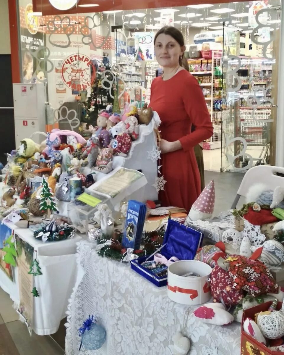 Все хорошенькие женщины работают на благотворительном базаре. Все хорошенькие женщины работают на благотворительном базаре. Овощи на рынке. Все хорошенькие женщины работают на благотворительном базаре. Все хорошенькие женщины работают на благотворительном базаре.