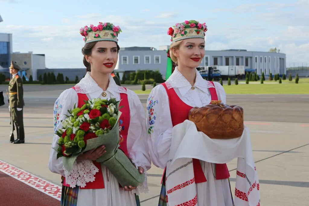 Белорус белорусу 11 букв. Гостеприимство белорусского народа. Гостеприимные белорусы. Белорусы хлеб соль. Хлеб соль встреча гостей.
