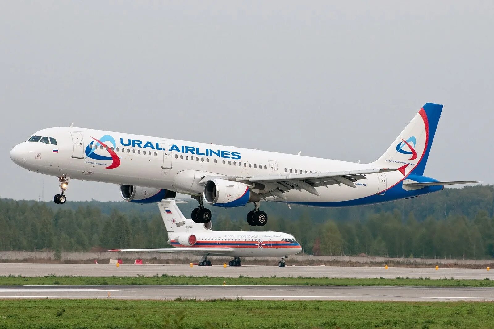 Урал эйрлайнс самолеты. Уральские аирлинес самолет. Самолет урал аирлинес. Ural airlines рейсы. Самолет авиакомпании урал эйрлайнс.